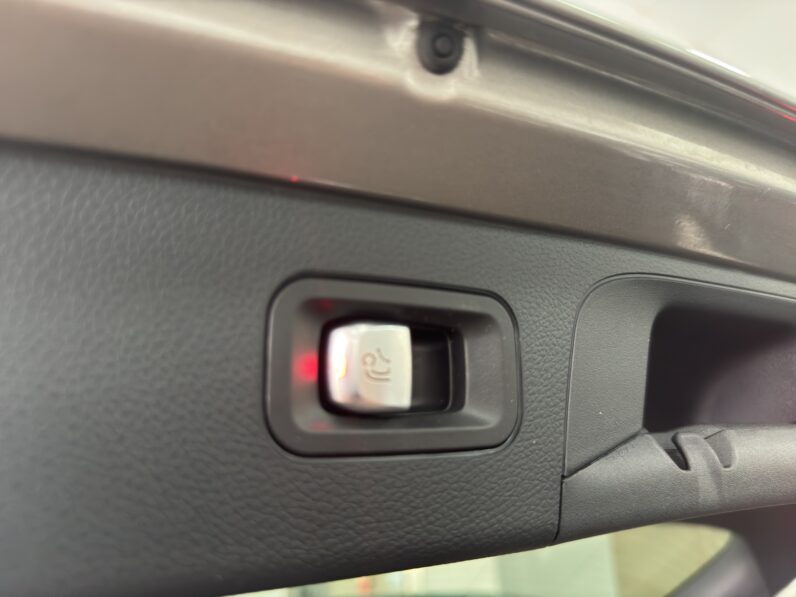 
								Mercedes GLC-300e AMG full									