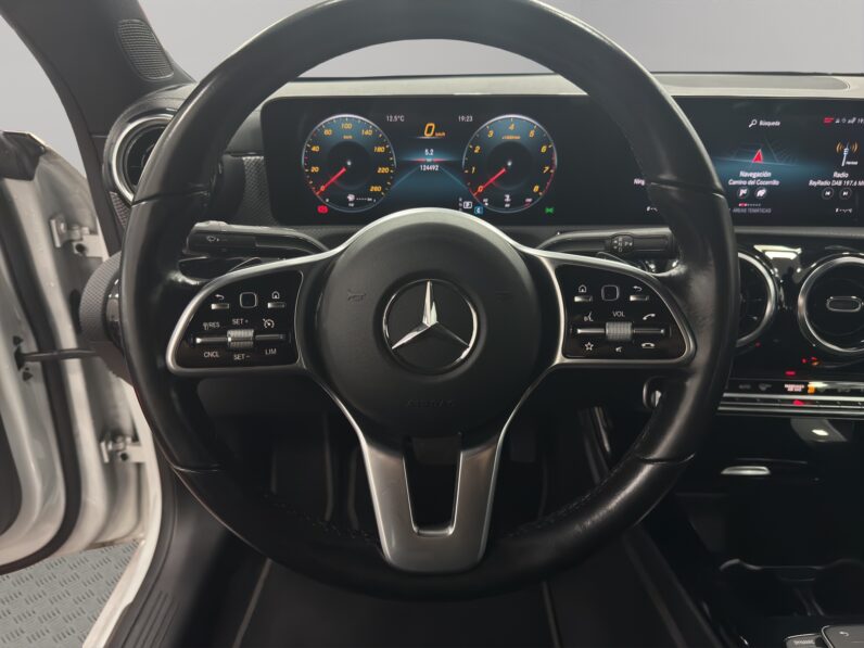 
								Mercedes-Benz CLA 180 (2021) full									