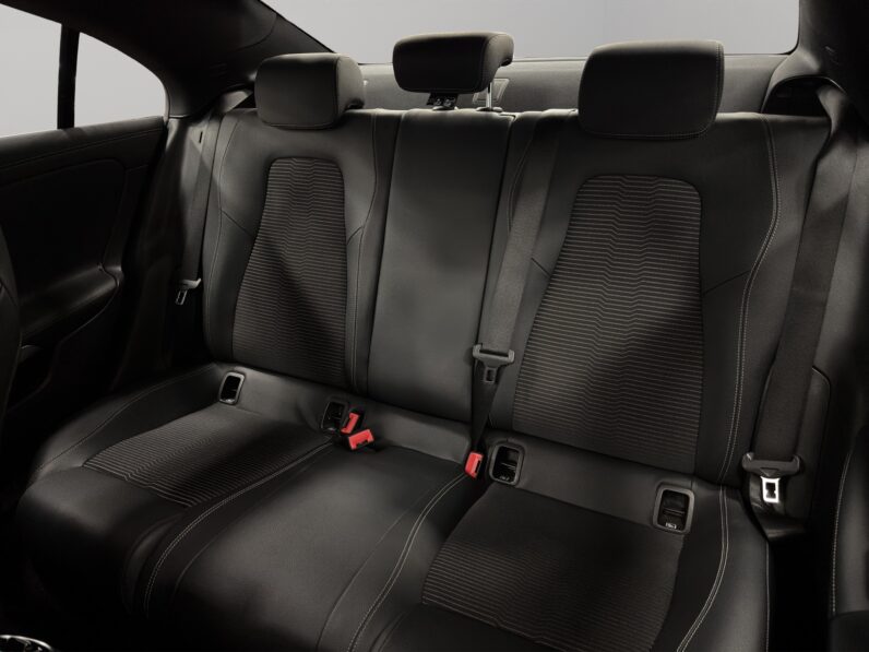 
								Mercedes-Benz CLA 180 (2021) full									