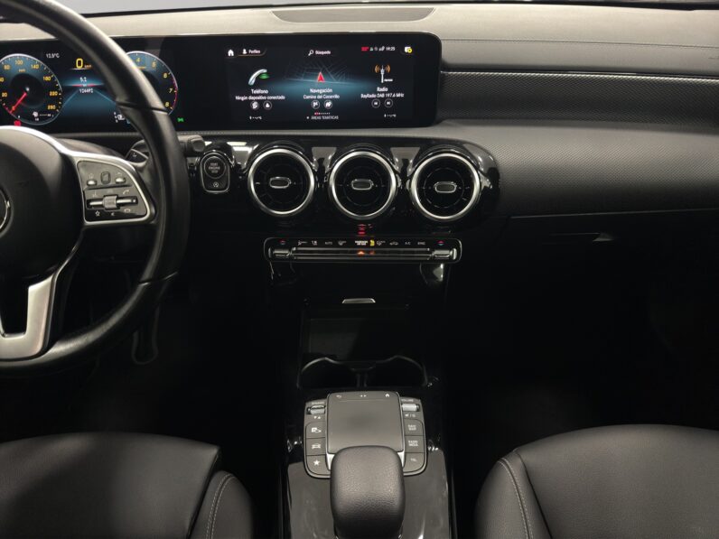 
								Mercedes-Benz CLA 180 (2021) full									